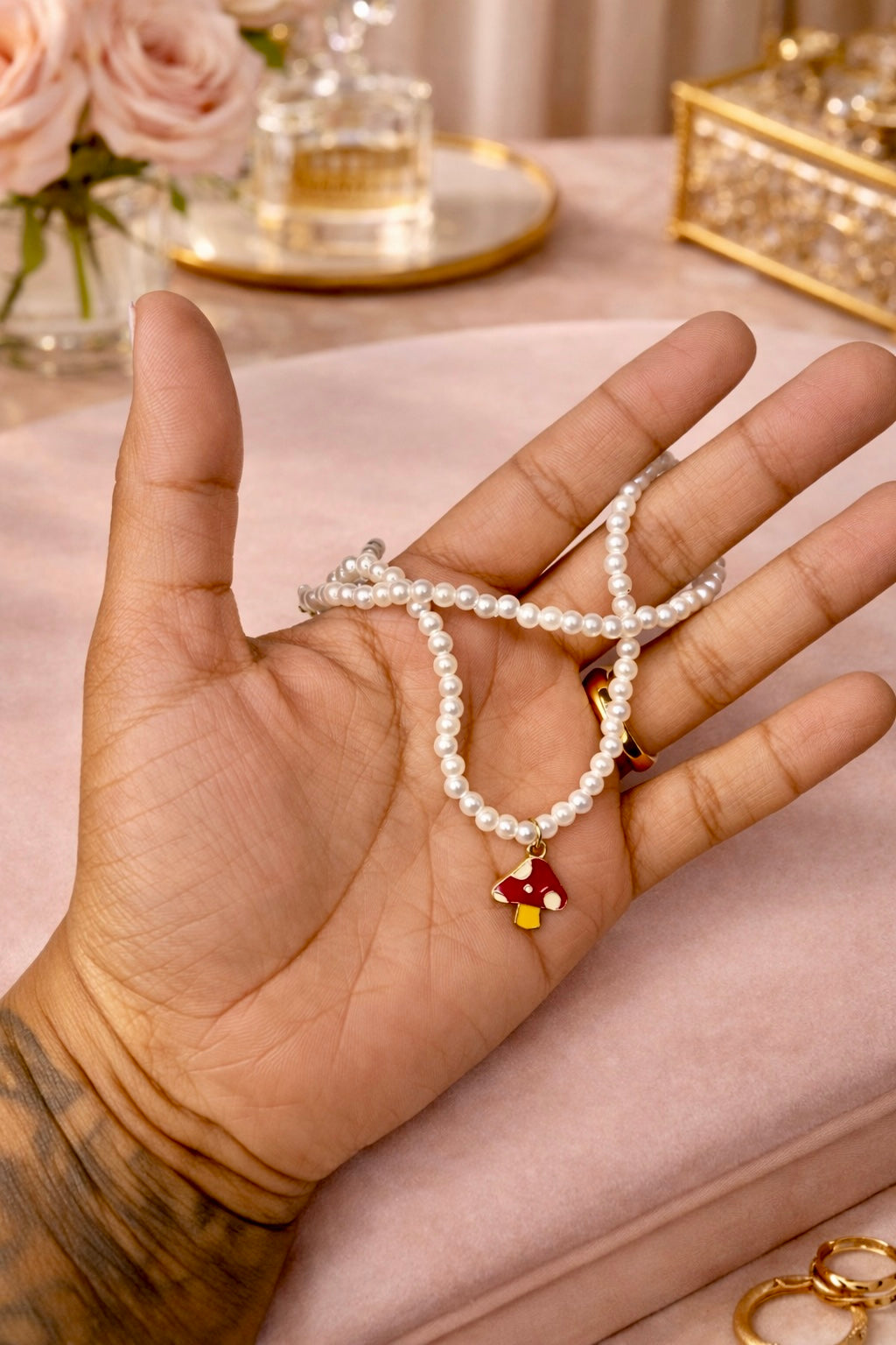 Cadenita de perlas con dije de hongo