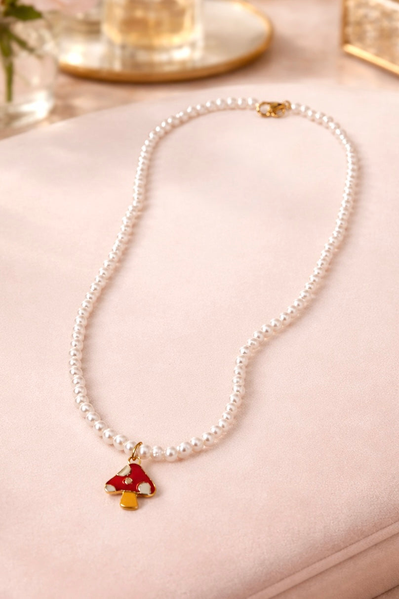 Cadenita de perlas con dije de hongo